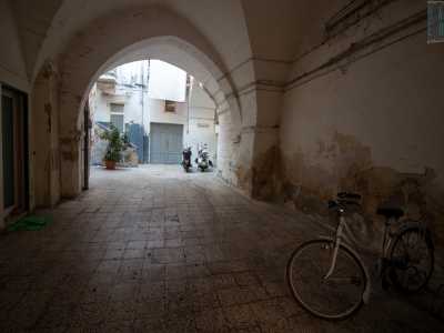 Una volta entrati nel palazzo ci ritroviamo in un androne coperto da una volta a crociera che conduce a un grande arco ogivale